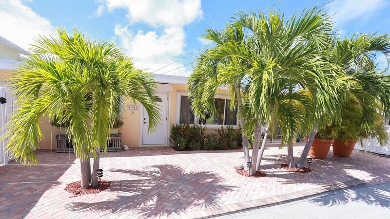 The Overseas House also comes with a second, two-bedroom guest house, great for a potential rental, as seen on HGTV’s Beach House. – Bild: 2017, Scripps Networks, LLC. All Rights Reserved.