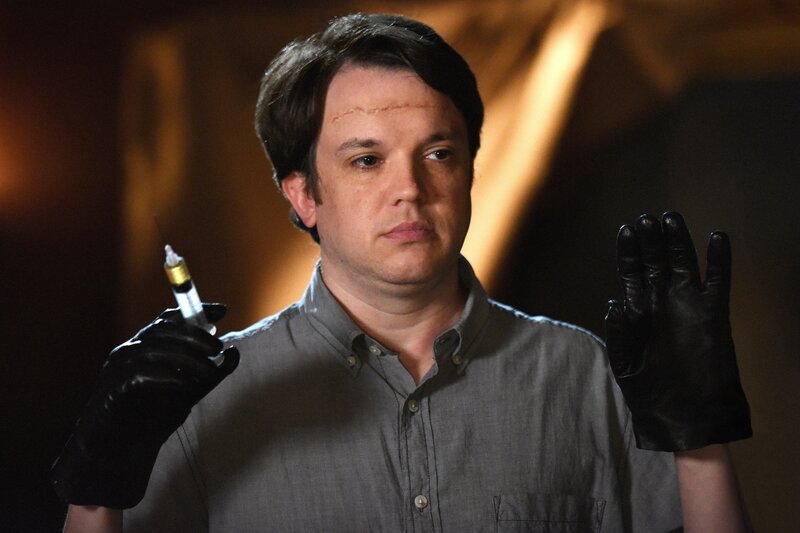 Zack Addy (Eric Millegan) benötigt ganz dringend die Hilfe von seiner ehemaligen Kollegin, die Anthropologin ist, um seine Unschuld zu beweisen. – Bild: Disney /​ Fox and its related entities