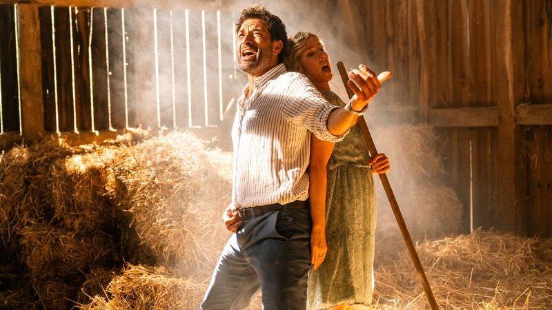 Ein Klassentreffen bringt die alten Schulfreunde Lars Winkler (Kai Schumann, l.) und Melanie Stahl (Brigitte Zeh, r.) endlich wieder zusammen. In der Scheune ihres Freundes lassen sie alte Erinnerungen hochbringen – bis dieser plötzlich ermordet aufgefunden wird. – Bild: ZDF und Martin Rottenkolber