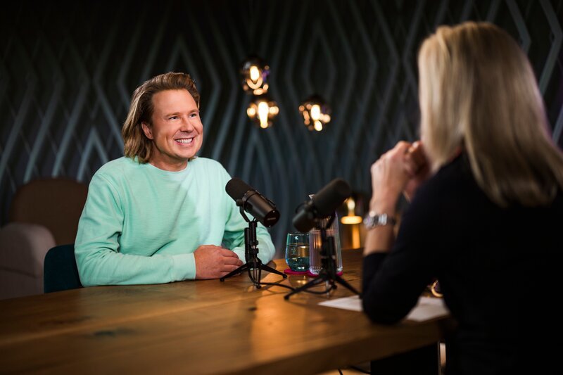 Monika Gruber und Gernot Haas während ServusTVs „Die Gruaberin – Vodcast“ in Salzburg, Österreich. – Bild: ServusTV /​ Sebastian Marko