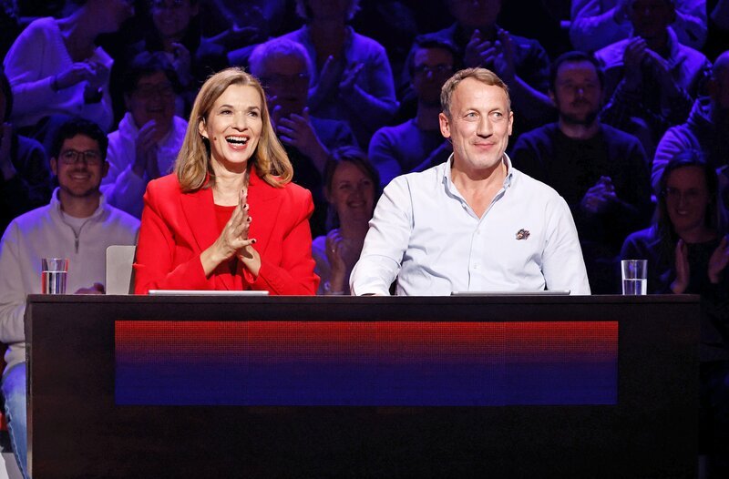 Rateteam-Kapitän Wotan Wilke Möhring (r.) und die Journalistin und Fernsehmoderatorin Julia-Niharika Sen (l.) bilden ein Rateteam. – Bild: ARD/​NDR/​UFA SHOW & FACTUAL/​Morris Mac Matzen