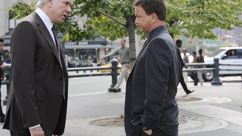 Dieser Fall stellt Mac (Gary Sinise, r.) und Chief Ted Carver (John Larroquette) vor ein Rätsel. – Bild: TVNOW /​ CBS