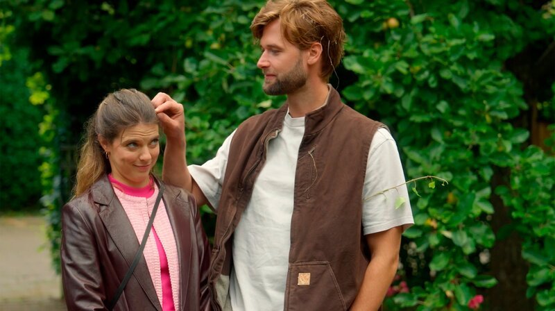 Valerie (Maike Johanna Reuter l.) hilft Simon (Thore Lüthje r.) widerwillig beim Einfangen entlaufener Schafe, nachdem sie versehentlich das Weidetor offengelassen hat. – Bild: NDR