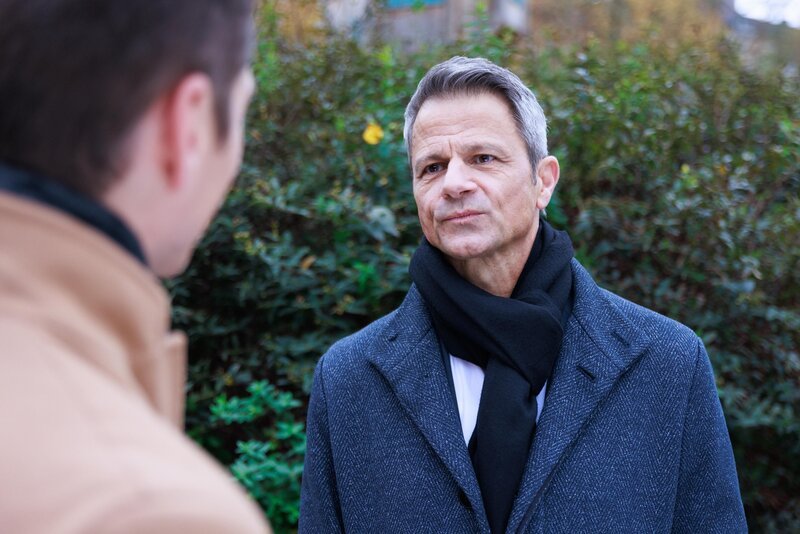 Ringo (Timothy Boldt, l.) unterbreitet Benedikt (Jens Hajek) einen brisanten Vorschlag. – Bild: RTL /​ Sebastian Meyer /​ Benedikt unter Beschuss