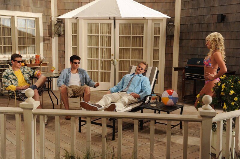 Ein ganz besonderer Traum: Ted (Josh Radnor, 2.v.l.), Marshall (Jason Segel, l.) und Barney (Neil Patrick Harris, 2.v.r.) … – Bild: 2013 Twentieth Century Fox Film Corporation. All rights reserved. Lizenzbild frei