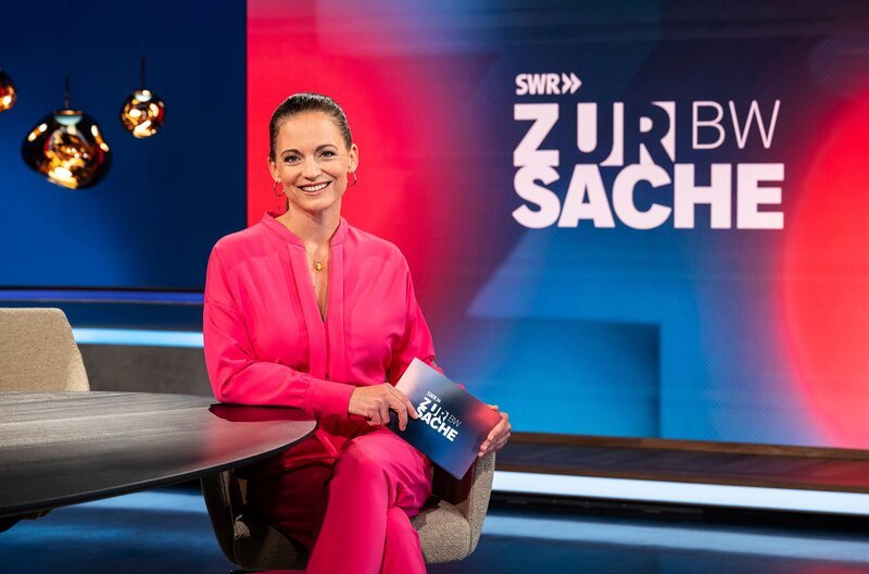 SWR ZUR SACHE! BADEN-WÜRTTEMBERG, „Politik – Debatte – Hintergrund“. Das Politikmagazin fürs Land. Moderatorin Alexandra Gondorf. – Bild: SWR/​Patricia Neligan