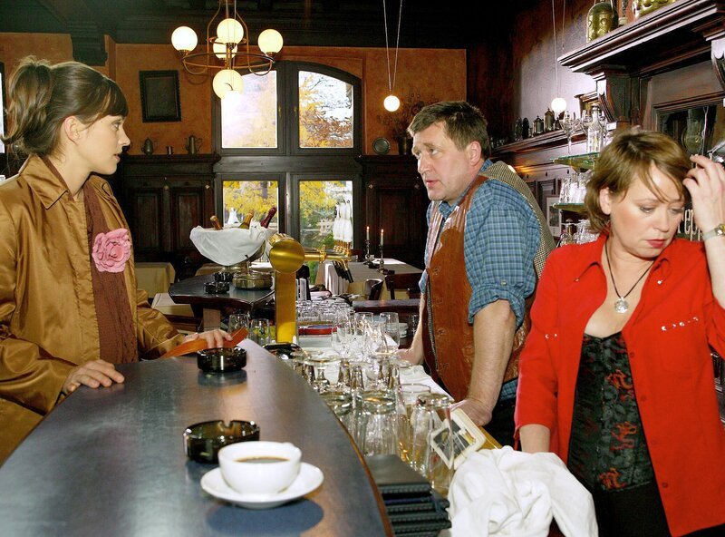 Im Ausflugslokal von Elvira Castor (Marie Gruber) und ihrem Mann (Bruno F. Apitz) erscheint überraschender Besuch. Die junge Frau stellt sich als ihre Tochter Marlene (Nike Fuhrmann) vor, die Elvira direkt nach ihrer Geburt zur Adoption freigegeben hat. Elvira will von ihr nichts wissen und schickt sie weg. – Bild: NDR/​MDR/​Krajewski