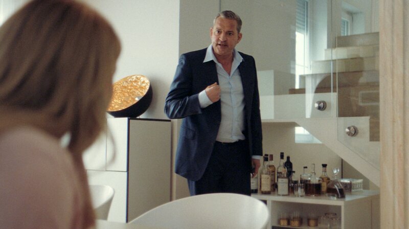 Robert (Christian Kahrmann) möchte seiner Tochter Daniela (Lulu Hacke) die Beziehung zu Momo ausreden. – Bild: ARD Degeto/​Pantaleon Films GmbH/​Simon Dat Vu (Repro)