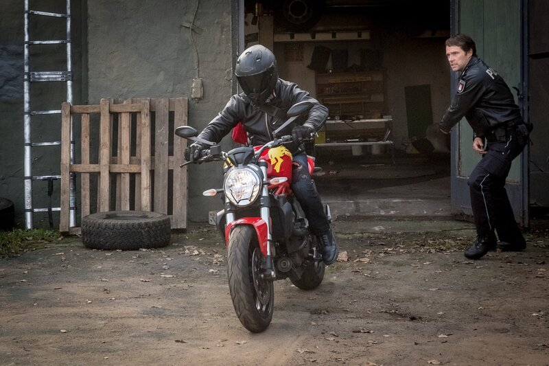 Als Mattes (Matthias Schloo, r.) Brenner (David Brizzi, l.) entdeckt, ist dieser schon auf der Flucht. – Bild: ZDF/​Boris Laewen