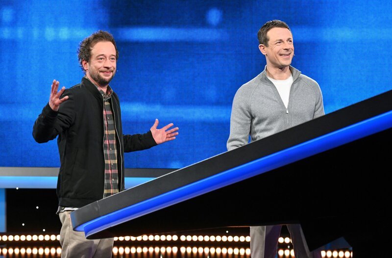 Moderator Alexander Bommes (r.) mit dem Kandidaten Mathias Krebs (l.). – Bild: ARD/​Uwe Ernst