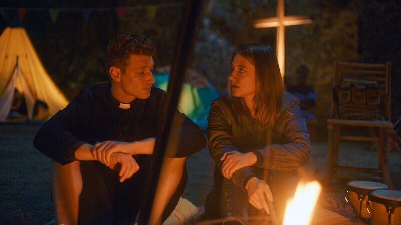 Maik (Daniel Donskoy) erzählt Eva (Bettina Burchard) von seiner Vergangenheit. – Bild: TVNOW /​ Martin Valentin Menke