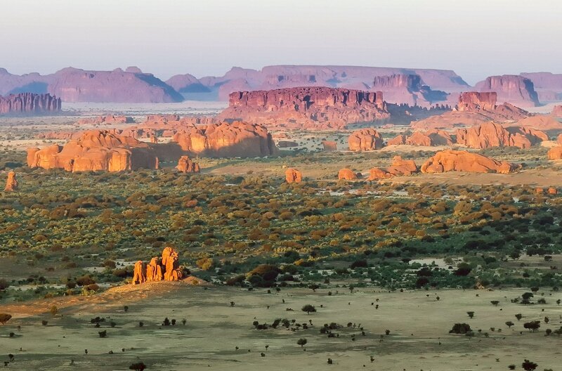 Die Sahara ist die größte Wüste der Welt. Eines ihrer spektakulären Naturwunder liegt im Norden der Republik Tschad: das Ennedi-Plateau. – Bild: ZDF /​ K22film/​Boas Schwarz