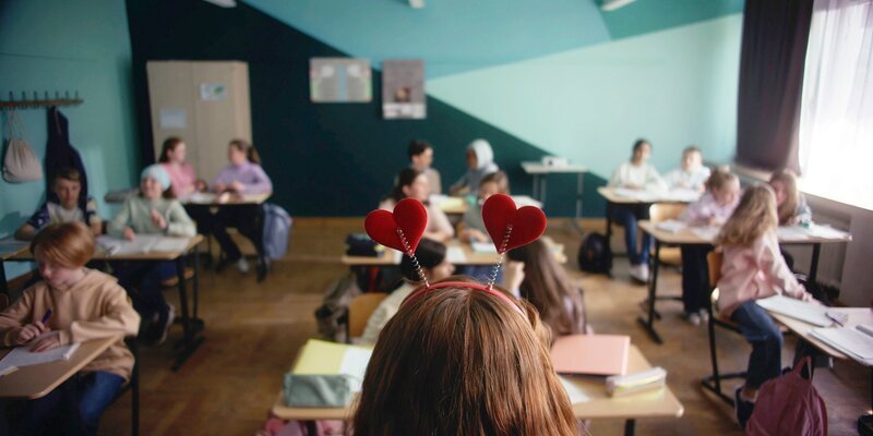Es ist Valentinstag und dieses Jahr werden Rosen und Liebensbriefe in der Klasse verteilt. – Bild: MDR/​POPCORN/​Laura Köhler