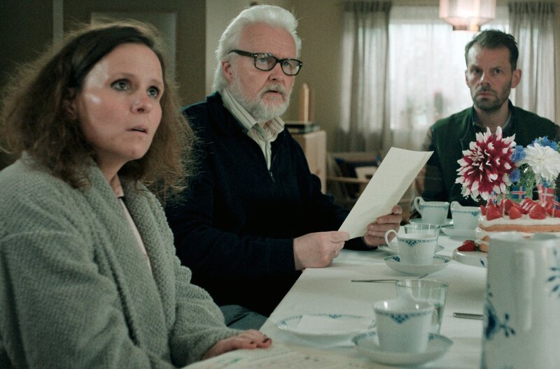 Bei der Versammlung des Hauskomitees werden Gulla (Kristín Þóra Haraldsdóttir), Kristinn (Hjálmar Hjálmarsson) und Magnus (Björn Thors, v.l.) von Dittes ehrgeizigen Plänen zum Klimaschutz überrascht. – Bild: Slot Machine