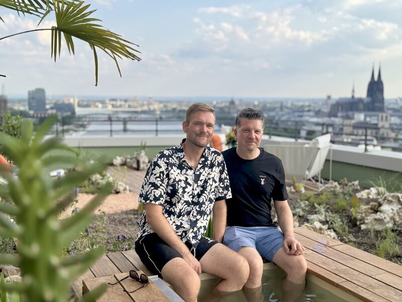 Über den Dächern von Köln, im 23. Stock eines Hochhauses, wünschen sich Jan Waßenberg (l.) und Roland Wessel (r.) einen Dachgarten, der an Kalifornien in den 1970er-Jahren erinnert. – Bild: ZDF and Julia Jung