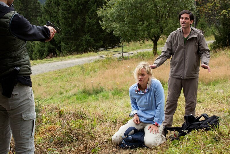 Die beiden Komplizen Thomas Bartkowiak (Christoph Bach) und dessen verletzte Freundin Nicola Zimmermann (Anna Schudt) werden bedroht. – Bild: ARD Degeto/​Volker Roloff