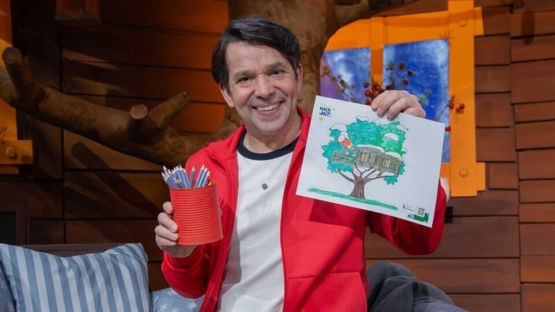Es ist MACH-MiT!-Woche im Baumhaus und Juri malt einzelne Motive der Bastelvorlage fertig aus. – Bild: KiKA