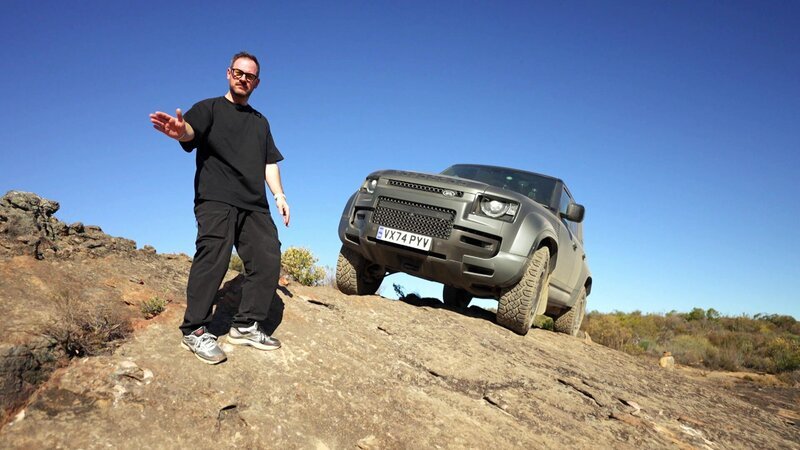 Jan-Erik Slooten testet den 635 PS starken Land Rover Defender OCTA auf einem Roadtrip durch Südafrika. – Bild: RTLZWEI