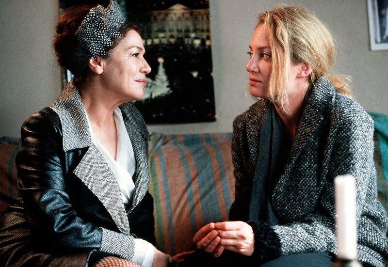 In Paris hat Isabelle (Natalia Wörner, re.) mit ihren Entwürfen keinen Erfolg. Ihre einstige Lehrerin Puppe Mandel (Hannelore Elsner) glaubt jedoch an ihren Erfolg. – Bild: SWR/​ARD/​Degeto/​Stephan Pflug