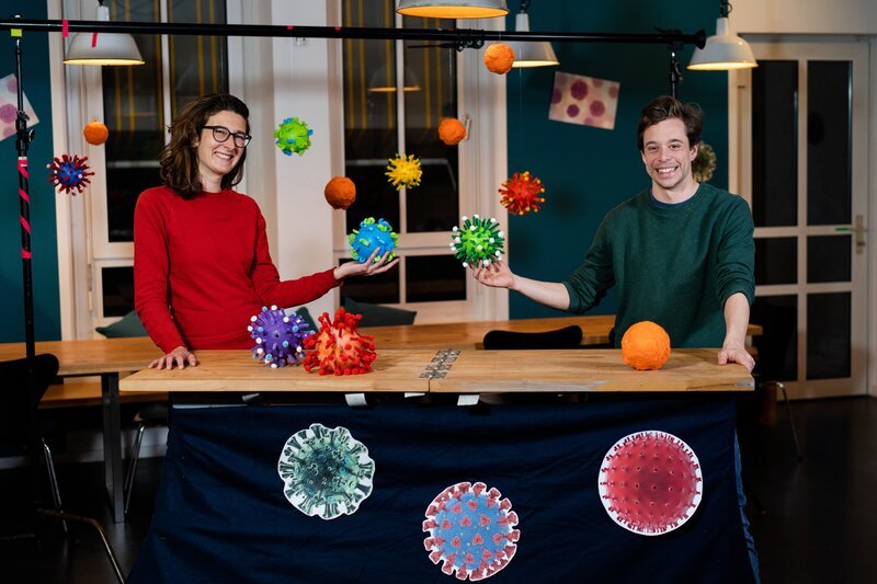 Tobi mit Viren-Expertin Linda. – Bild: BR/​megaherz gmbh/​Hans-Florian Hopfner