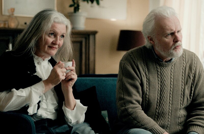 Soffía (Halldóra Geirharðsdóttir) und Kristinn (Hjálmar Hjálmarsson) erfahren, dass ihre 15-jährige Tochter Björk schwanger ist. – Bild: Slot Machine