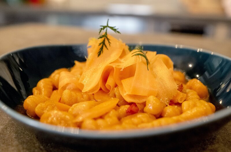 Ein Teller Möhren-Gnocchi in einer leicht scharfen Möhrensoße – Bild: Benjamin Wistorf
