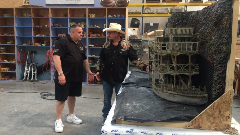 Backstreet Boy and Dancing with The Stars finalist Nick Carter wants an aquarium for his Los Angeles home. A paddle boat theme seems impossible until Wayde finds one in the middle of the desert. – Bild: Animal Planet /​ Discovery Communications