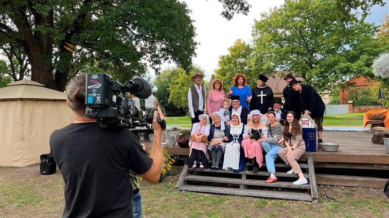 Ob beim Theaterspiel auf dem Dorfanger, beim Training der Jugendfeuerwehr, im Wald oder in der Kirche – wir haben Menschen getroffen, für die das Leben in ihrem Dorf im Havelland besonders ist. Besonders schön. Man kennt sich gut in Garlitz, man hilft sich, man achtet aufeinander. Statt Landflucht gibt es hier Zuzug. Ob Michael Duhr, der Förster und Theologe ist, Beatrice Stein-Neri, die als Krankenschwester, Notfallseelsorgerin und Chefin der Freiwilligen Jugendfeuerwehr arbeitet, oder Künstler und Landwirt Reimund Groß – sie alle verbindet eine große Liebe zu ihrem Dorf und den Menschen darin. – Bild: rbb/​Wolfgang Albus