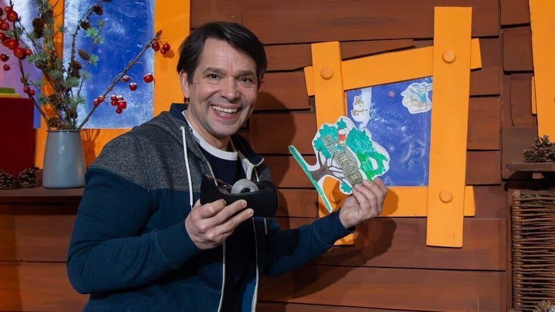 Es ist MACH-MiT!-Woche im Baumhaus und Juri klebt die fertigen Fensterbilder in die Fenster des Baumhauses. – Bild: KiKA