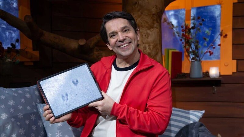 Juri rätselt zu welchem Tier die Tierspuren gehören. – Bild: KiKA