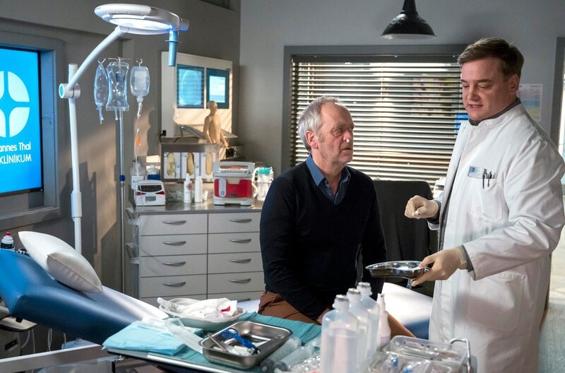 Norman Kühn (Heiner Hardt, l.); Dr. Marc Lindner (Christian Beermann, r.) – Bild: ARD/​Jens Ulrich Koch