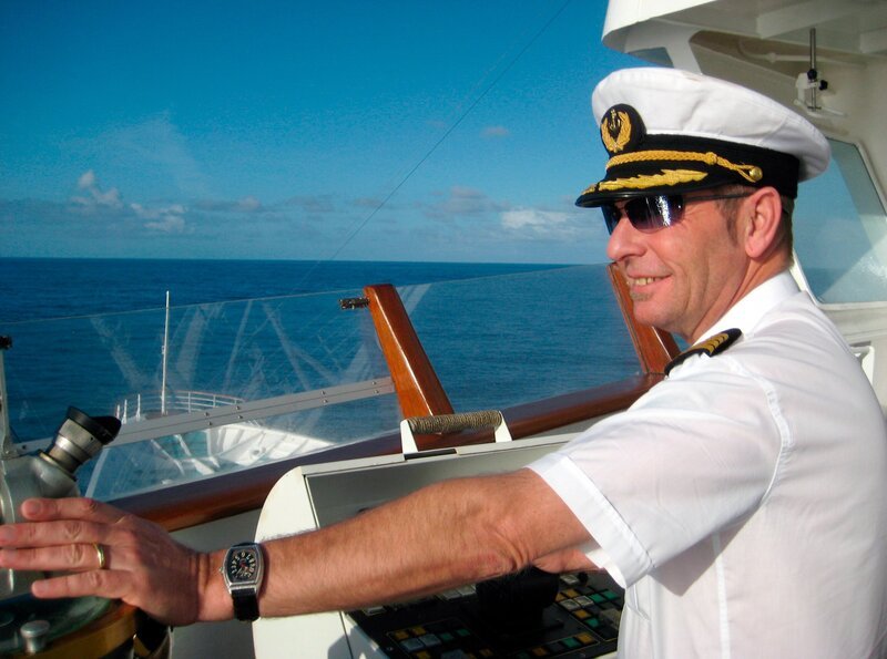 Kapitän Morten Hansen auf der Nock. – Bild: HR/​BR/​Bewegte Zeiten GmbH