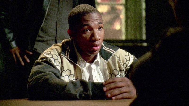 Ezra Odami (Arlen Escarpeta) gehört zu einer brutalen Gang. Er hat versucht den Anführer der Gang zu erschießen. Doch nun wird er wegen eines ganz anderen Falls verhört … – Bild: VOX