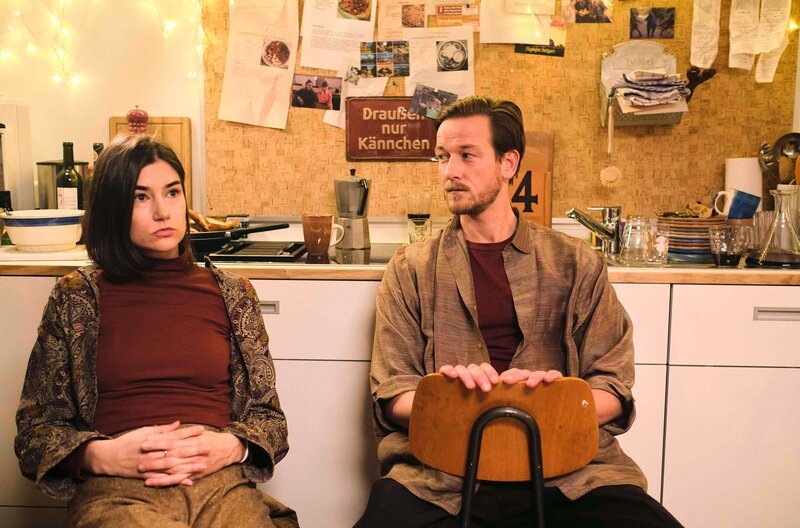 Kerstin (Nadine Dubois) und Wendelin (Eike Jon Ahrens) waren mal ein Paar, jetzt wohnen sie in verschiedenen Wohnungen im neuen Haus. – Bild: SWR/​Benoit Linder