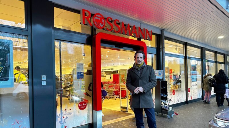 Rossmann ist die Drogeriemarkt-Kette mit den meisten Filialen. Der Clou – Die Preise unterscheiden sich je nach Standort. – Bild: NDR/​Nadine Becker