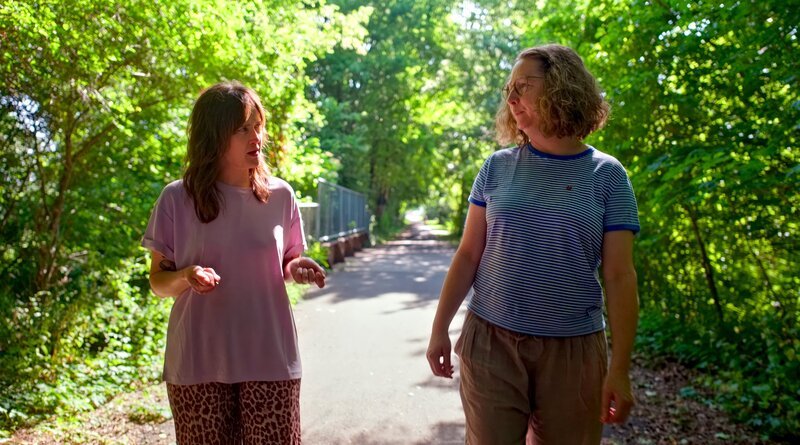 Julia Knörnschild im Gespräch mit Mareike, Mutter von zwei Töchtern, die beide mit Ängsten zu kämpfen haben. – Bild: ZDF und SWR/​Tenzin Sherpa