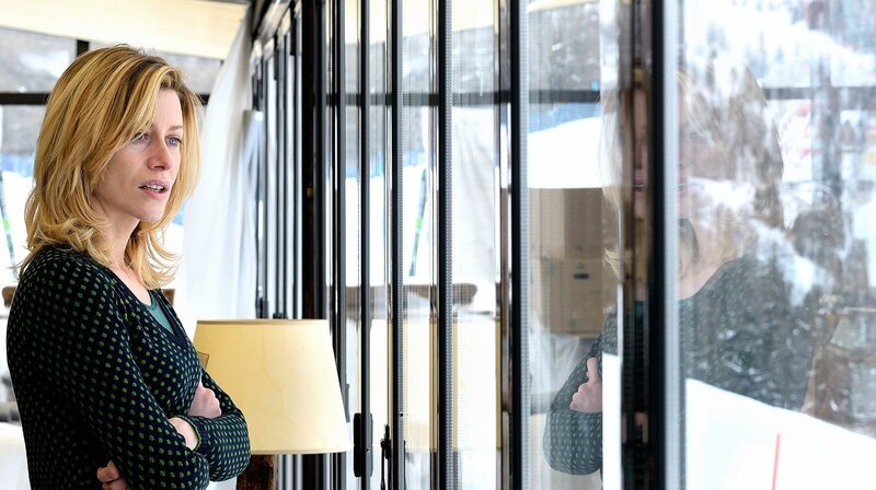 Luisa (Giorgioa Wurth), die Ehefrau des ermordeten Leone Micciché, den man von einer Pistenraupe zermalmt aufgefunden hat, ist untröstlich. – Bild: ZDF und ARD Degeto