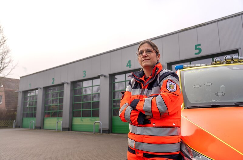 Neben ihrer Arbeit als Landärztin ist Wiebke Kempen als Notärztin in Aurich im Einsatz. – Bild: NDR