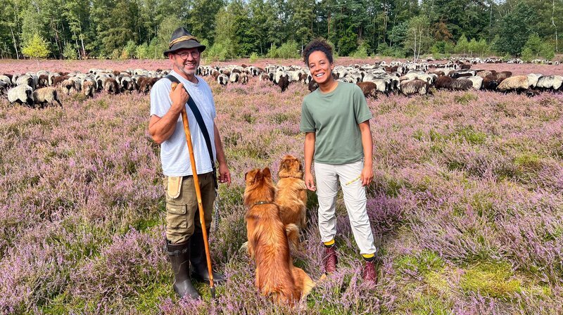 Tierreporterin Pia mit Heidschuckenschäfer Michael. (Michael Seel). – Bild: BR/​Text und Bild Medienproduktion GmbH & Co. KG/​Gerrit Mannes