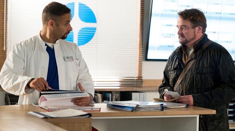 Dr. Matteo Moreau (Mike Adler, l.) und Dr. Marc Lindner (Christian Beermann, r.) treffen nach Marcs Auszeit erstmalig aufeinander. – Bild: ARD/​Jens-Ulrich Koch