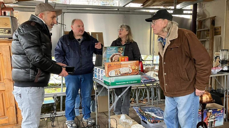 Beate benötigt wegen ihrem Vater dringend Hilfe. Deswegen hat sie den Trödeltrupp gerufen. Kann Mauro (li.) der Familie helfen? – Bild: RTL Zwei