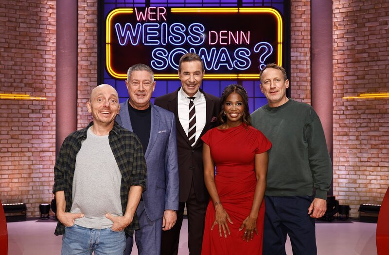 Moderator Kai Pflaume (M.) und seine Rateteam-Kapitäne Bernhard Hoëcker (l.) und Wotan Wilke Möhring (r.) begrüßen Joachim Llambi (2.v.l.) und Motsi Mabuse (2.v.r.). – Bild: ARD/​NDR/​UFA SHOW & FACTUAL/​Morris Mac Matzen