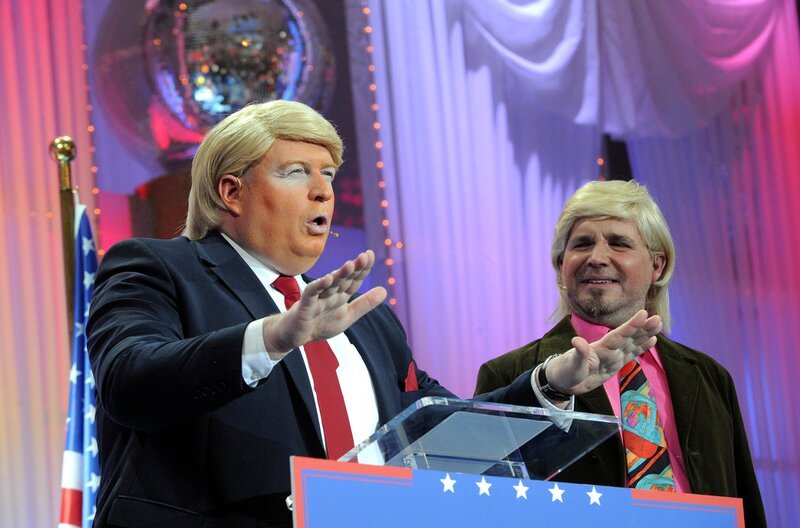 Die „Gebrüder Trump“ in Mainz, Frank Brunswig und Thomas Becker. Sie spielen den US-Präsidenten Donald Trump und dessen pfälzischen Bruder Ludwig. – Bild: SWR/​Volker Oehl