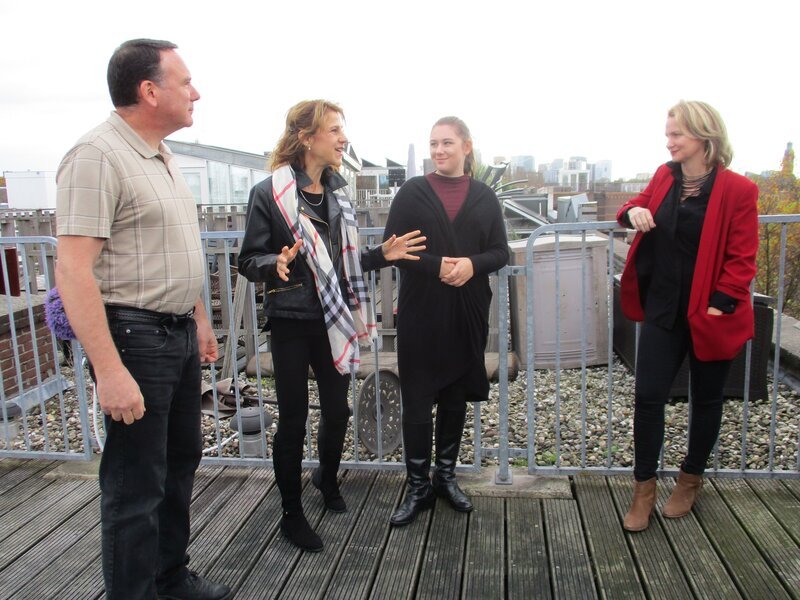Portrait shot of contributors Heather and Norman Jachinski (left) with their daughter Megan (middle) and agent Sarah Eggar (right) in Amsterdam, Netherlands, as seen on Heather and Norman’s house tour on House Hunters International (portrait) – Bild: 2018, Scripps Networks, LLC. All Rights Reserved.
