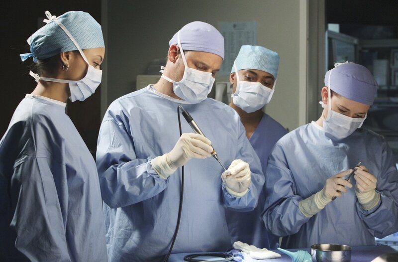 Im Krankenhaus schwirren Erstsemester herum, die den Ärzten für einen Tag zugeteilt sind, um etwas zu lernen: April (Sarah Drew, r.) und Alex (Justin Chambers, 2.v.l.) … – Bild: American Broadcasting Companies, Inc.