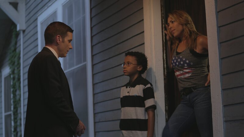 Wer hat Don Garcia ermordert? Ermittler Lt. Joe Kenda (Carl Marino, l.) befragt unzählige Zeugen und Verdächtige, um herauszufinden, wer den 27-Jährigen getötet hat. Don wurde am Steuer seines Wagens erschossen, nachdem er am 4. Juli eine Party fluchtartig verlassen hatte. Was ist dort passiert? – Bild: Kabel Eins Doku