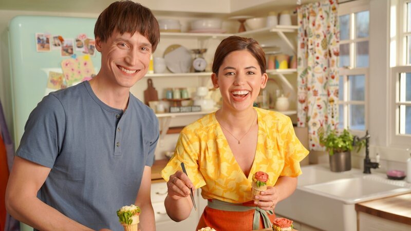 Candid of Molly Yeh and her husband Nick making her Rose Cupcake Cones, as seen on Girl Meets Farm, Season 8. – Bild: Discovery, Inc.