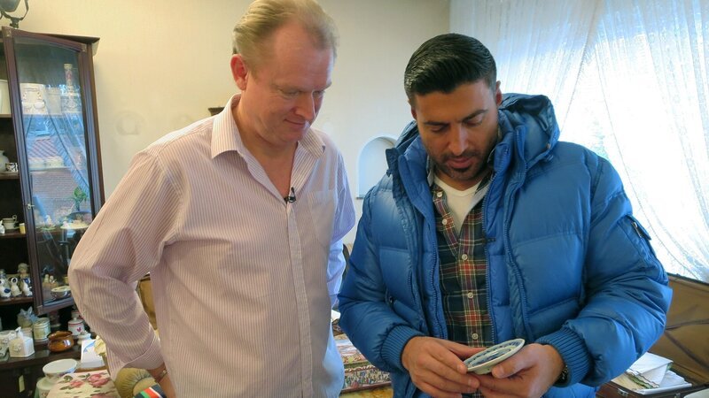 Thorsten und Trödelprofi Sükrü Pehlivan bei der Hausbegehung. – Bild: RTL 2