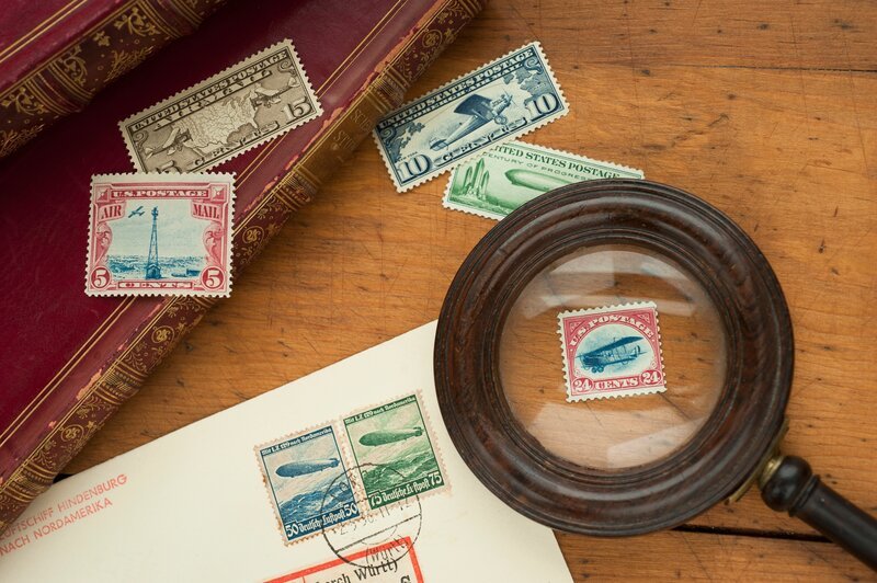 Briefmarken und Lupe. – Bild: Getty Images