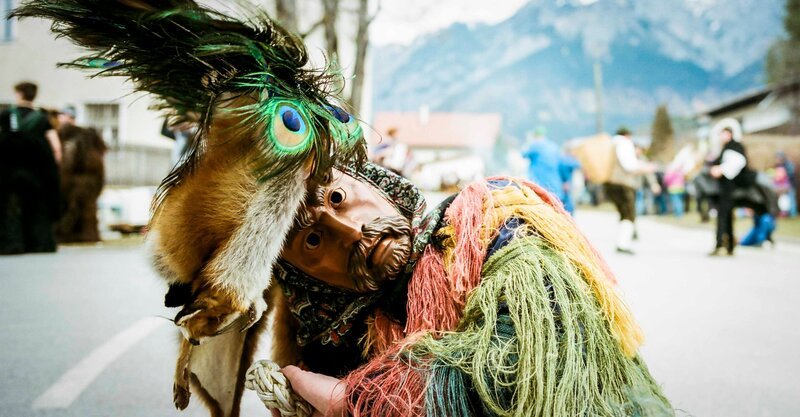 Obmann der Milser Matschgerer, Thomas Ried, hier als Zottler verkleidet (am Faschingsdienstag) – Bild: ServusTV /​ Exile Productions /​ E /​ Ethan Vincent